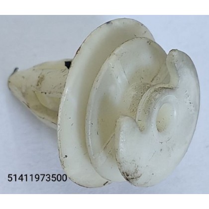 Клипса обшивки двери BMW белая с вырезом б/у